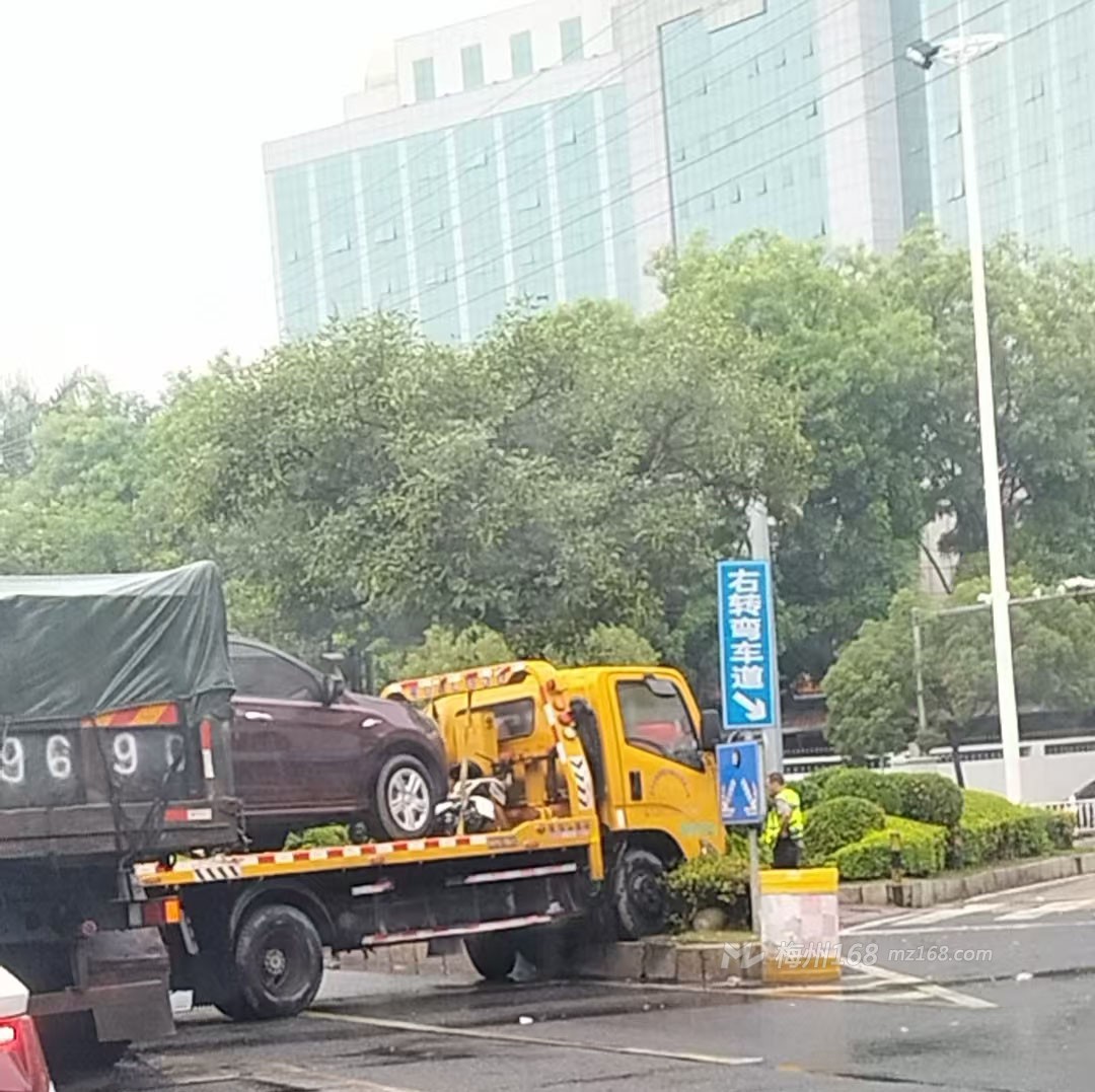 兴宁一拖车拖着车出事了！