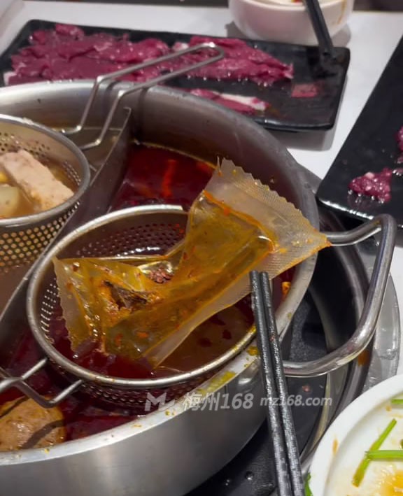 梅州万达广场一火锅店有问题！吃出了塑料袋…