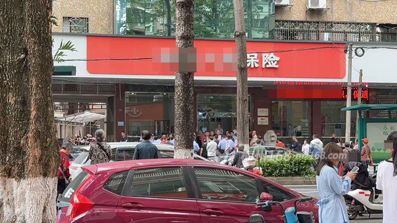 梅州某保险公司门口来了不少人！怎么回事？