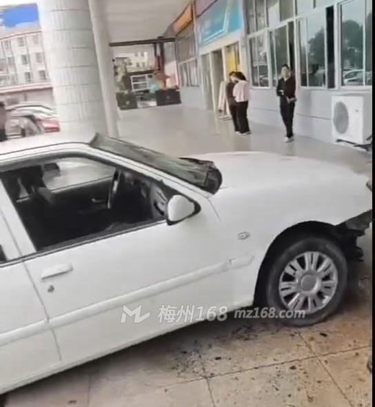 梅州一辆小车冲上台阶！车辆受损…