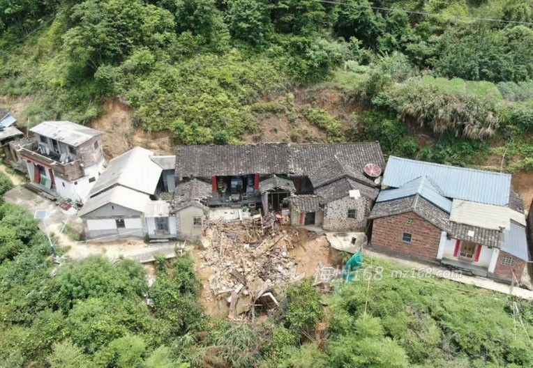 大埔这村突发山体崩塌!3间民房倒塌…