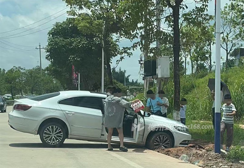 兴宁叶塘发生事故,一小车…