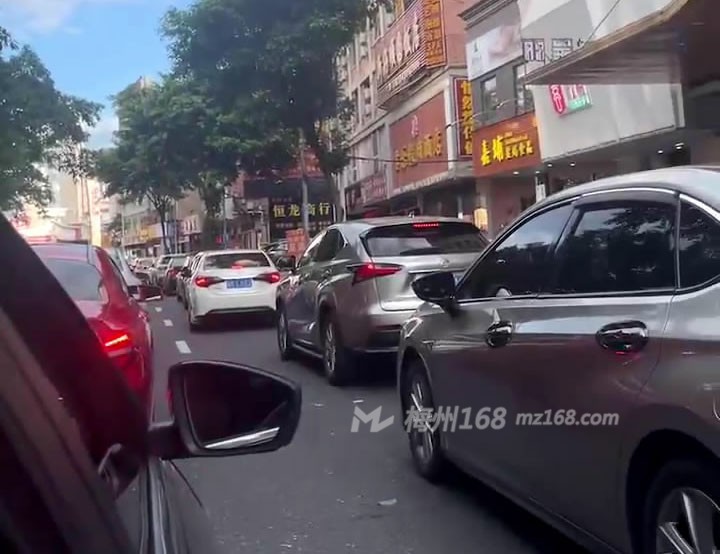 梅州万达路段持续严重堵车中