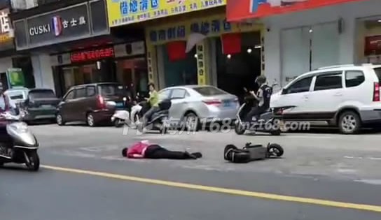 兴宁一代驾摔倒在地…晕了…