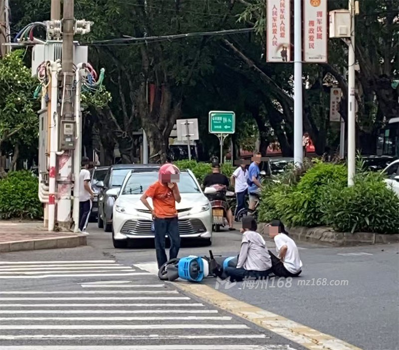 梅州这里发生事故!两女子坐在地上…