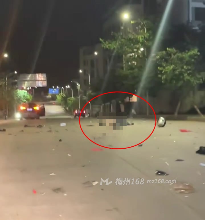 梅州一人被撞倒在地,地上一片凌乱…