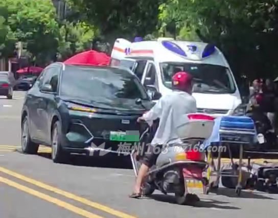 梅州一老人被車撞倒在地…急救…