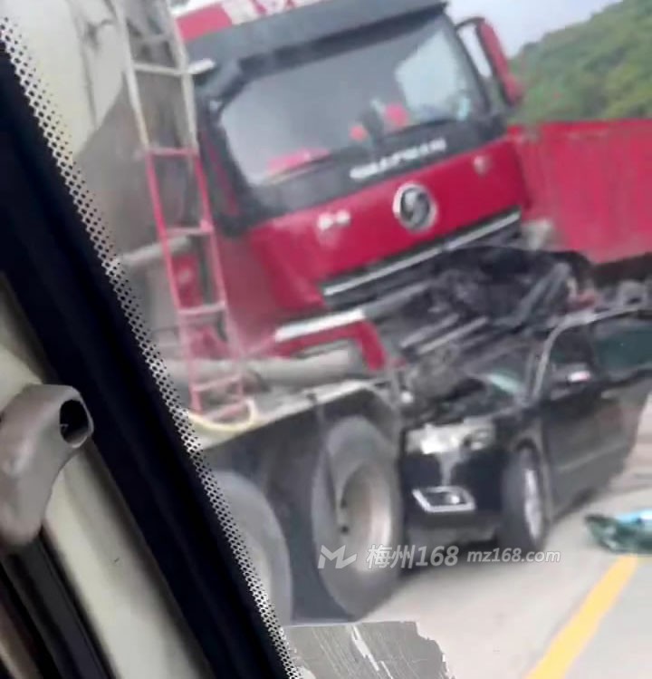梅州豐順發生嚴重車禍,多車碰撞,一小車被夾擠…