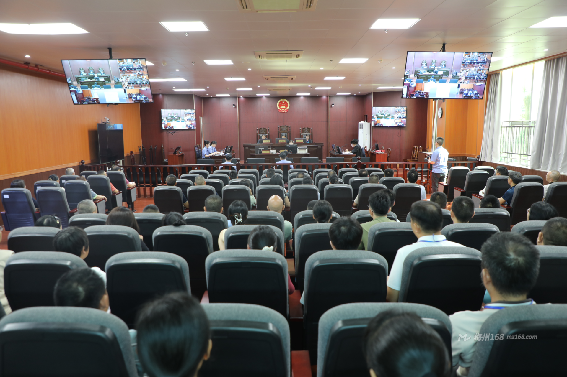 興寧公開審理某學校原會計李某貪污案!近百人旁聽…
