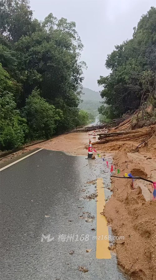 梅州南壽峰路段發生山體滑坡!