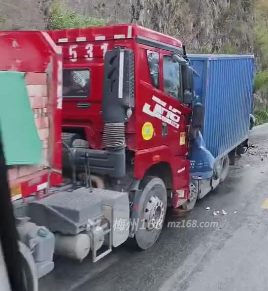 兴宁松林坝附近路段发生事故,两辆大车迎头对撞,有点严重…