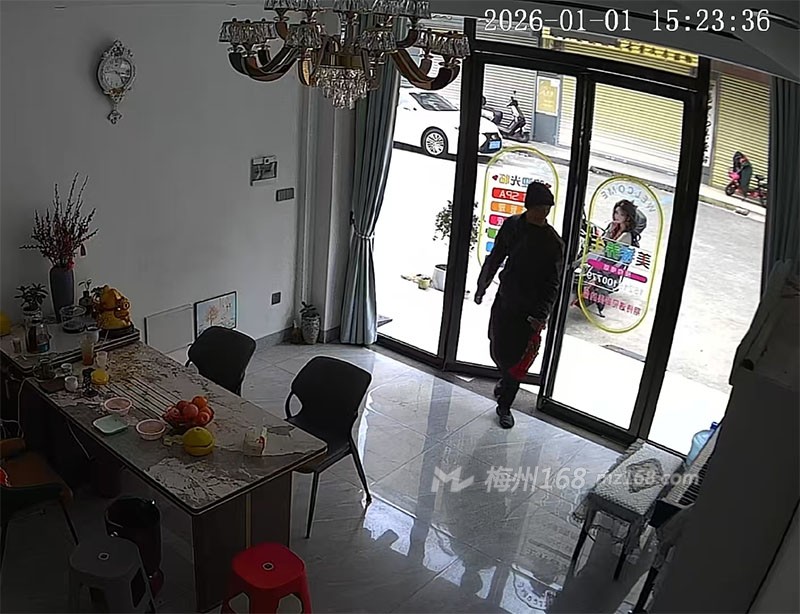 興寧毅德城來了個裝瘋賣傻要錢的人，嚇?biāo)廊肆耍? class=