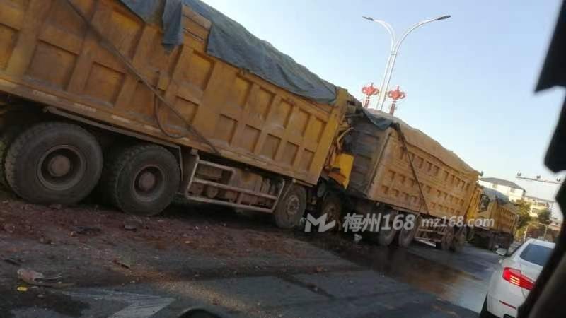 梅州平遠三輛大貨車追尾了！