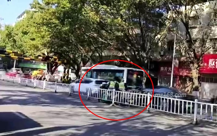 梅州一人被查處了，還不配合，在反抗…