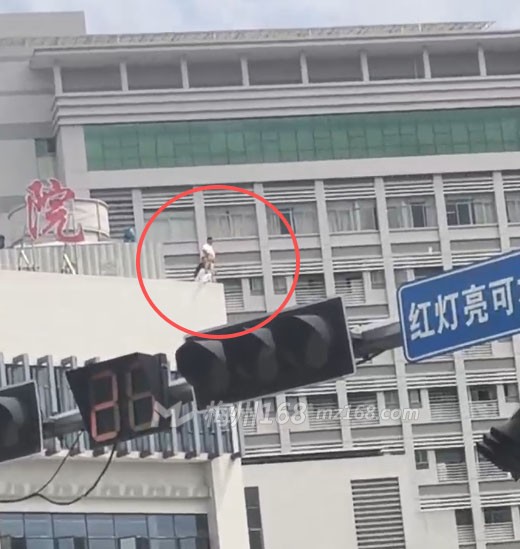 大埔县田家炳医院有人在医院楼顶！怎么回事？