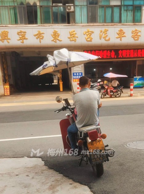 兴宁东岳宫汽车站门口的摩托搭客！还有人坐吗？