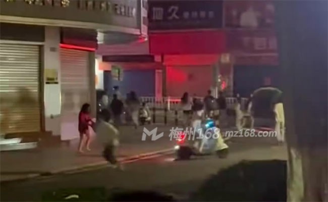 兴宁一红衣女子把短裤脱了，追着一群人跑，还…