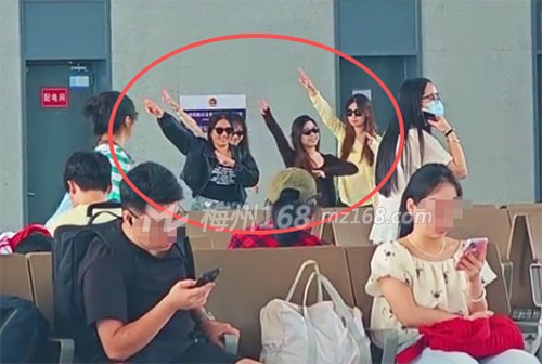 兴宁南站有4位女生戴着墨镜跳舞！认识吗？